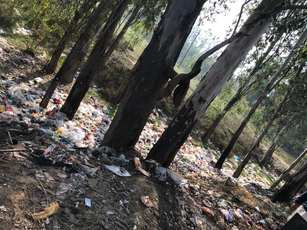 Tanwar_Indian's tweet photo. यह तस्वीरें बिलासपुर, यमुनानगर में स्थित सरस्वती धाम की हैं। @mlkhattar जी ने सरस्वती नदी को ढूंढने के लिए और उसे यात्रा धाम विकसित करने के नाम पर सरकार की तिजोरी से बहुत खर्च किया हैं पर परिणाम आपके सामने हैं। यहां गंदगी के ढेर हैं और सरकार बदनाम हैं। #SelfieWithGarbage https://t.co/h3aEYOlCIf