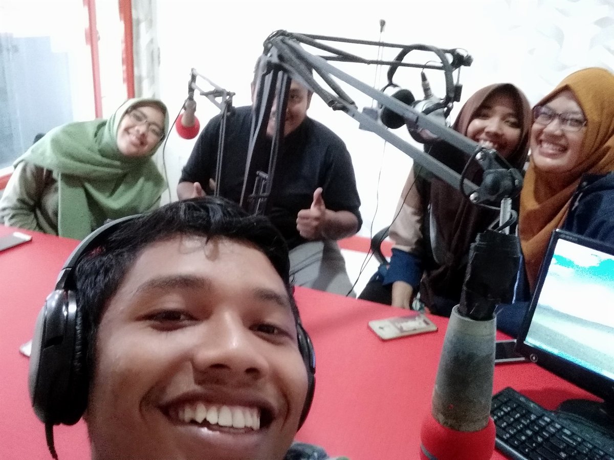 Sahabhadafi's tweet photo. Anak anak indonesia butuh kompetensi kelas dunia #pmXVII @indonesiamenga1 @PengajarMuda stay tuned 104.8 https://t.co/TThmzCVzhM
