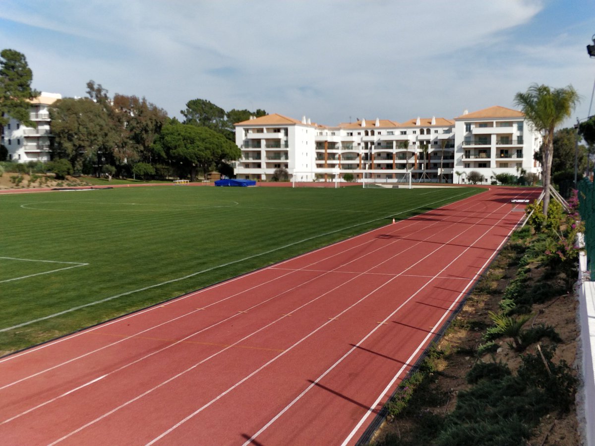 franzwolkow's tweet photo. Es gibt kein richtig oder falsch und
wir zerstören jetzt alle durch tausende Laufkilometer eingebrannten Abläufe.
#laufcamp  #techniktraining #algarve https://t.co/JsGCbgFWD2