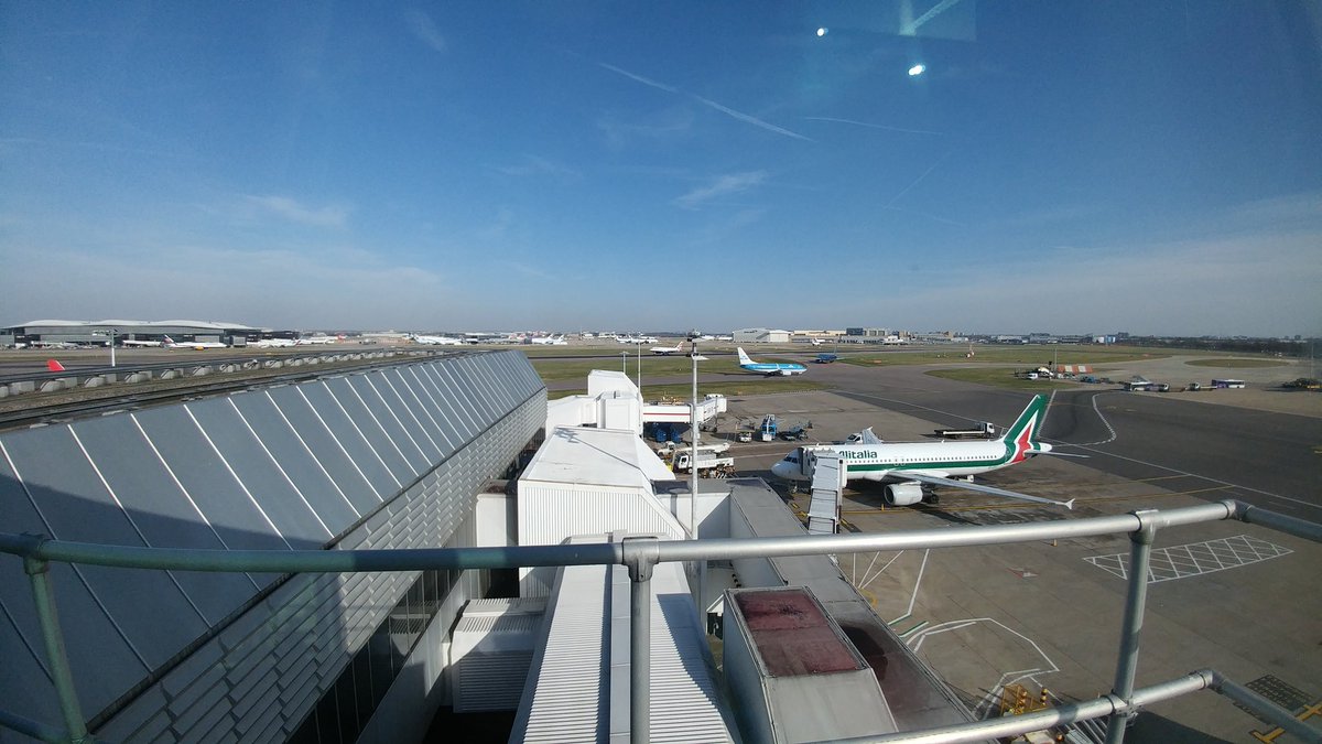 DaveWi11is's tweet photo. Great view from the #viewheathrow observation deck at T4! Thanks for the recommendation @AndrewWrightUK @HeathrowAirport #avgeek https://t.co/0NW8x2G2sJ