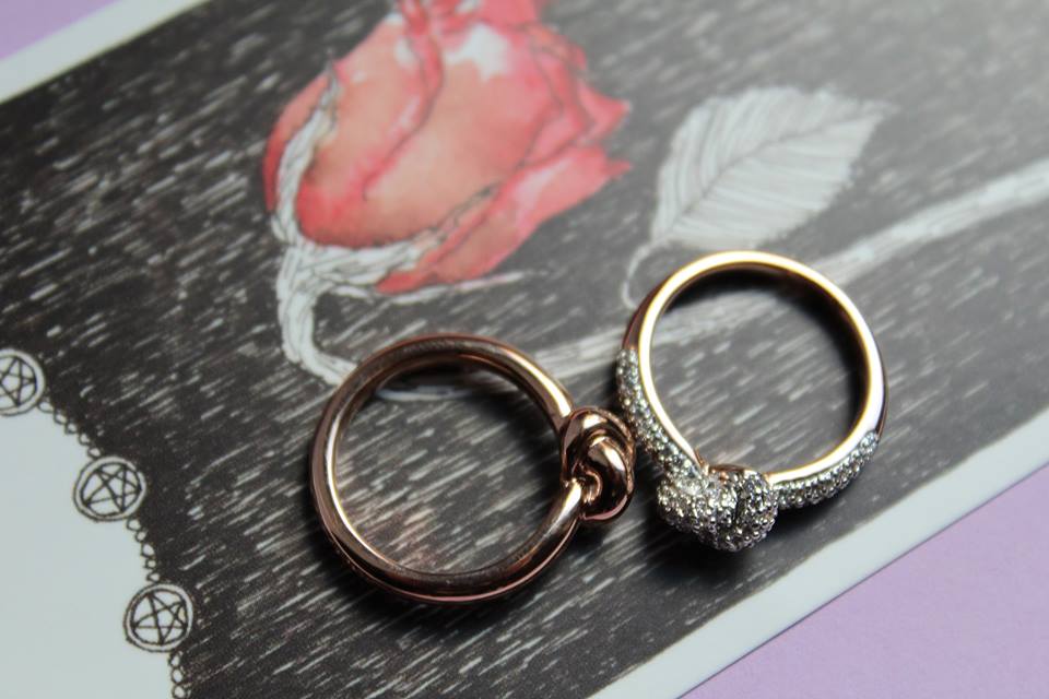 stonesjewellers's tweet image. This gorgeous rings set of two rings by Bronzallure feature a knot design, one smooth and one with a special beaded texture with cubic zirconia elements. 

£89.00

stonesthejewellers.co.uk/products/bronz…

#bronzallure #setoftwo #knotring #stonesthejewellers #shoplocal #shopindependent #lytham