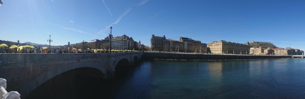 #ElkartasunaAterpe Gure Esku Dagoren mobilizazioa Donostian erabakitzeko eskubidearen alde eta Kataluniako buruzagi independentisten aurkako epaiketaren kontra. Milaka lagun bildu dira #Konponbidea #Demokrazia #Askatasuna