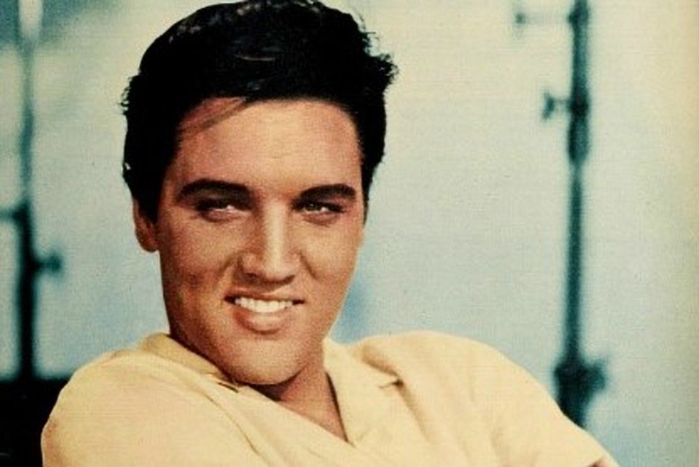 MissPennyStocks's tweet photo. Once on Elvis Presley Visit to a Bank, He Saw a Teller Named Mennie Person Admiring His Cadillac Limousine Out Front, Elvis Asked Her "Like it? I'll Buy You One." and To Her Surprise He Did😍
Hit the Like Button if You're a Fan of Elvis💖
More Tidbits at: https://t.co/zytmMsJKU8 https://t.co/i5uorlyTVA