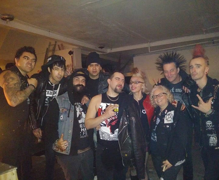 PhotoOveride's tweet image. Had a great with @Totalchaospunk #Auxiliö #NakedAggression . All 3 bands are performing at this years @PunkRockBowling Get your tickets! #Auxiliö debut is Sunday for #punkrockbowling don’t so miss out 😜 #Punx #PRB #punkrock #punkbands #punkgirl