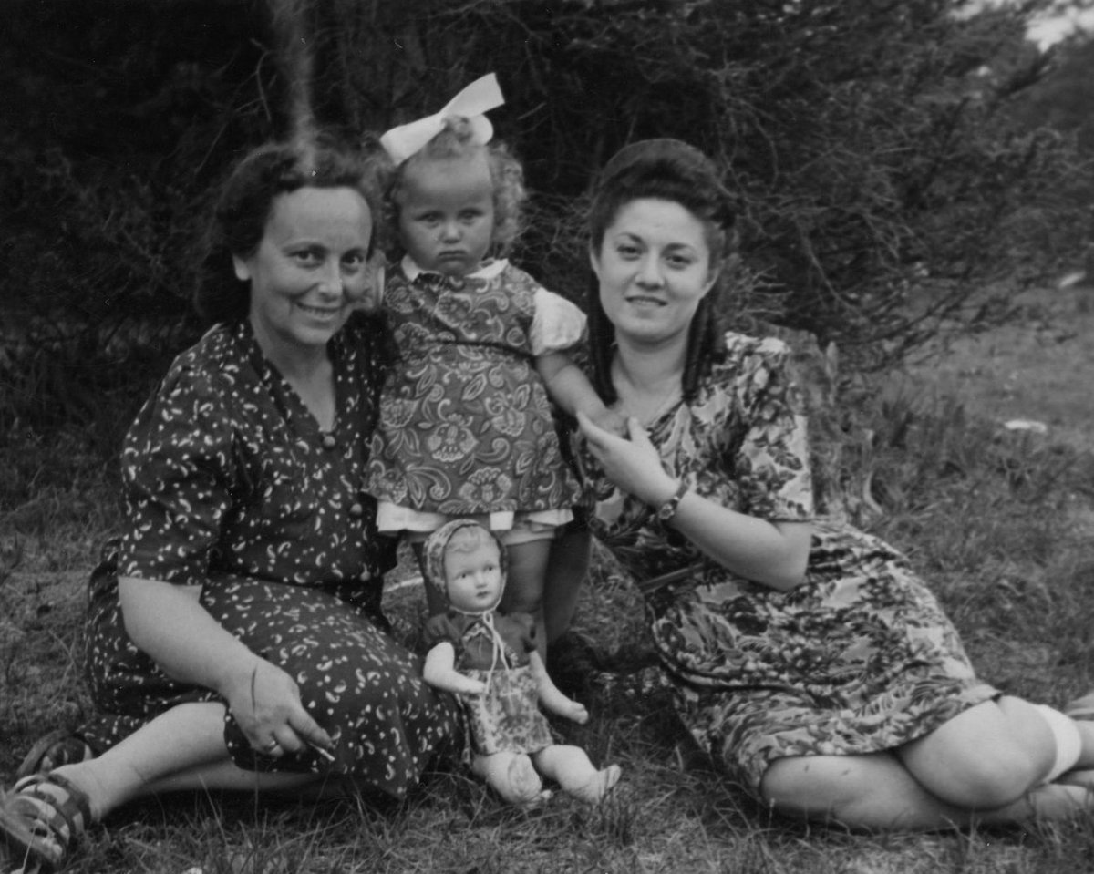As a child, Charlene Schiff survived the Holocaust by fending for herself in the woods of German-occupied Poland. Read Charlene’s memories about a Polish girl who secretly sheltered her—even at a terrible risk to her own life. #RandomActsOfKindnessDay
https://www.ushmm.org/remember/office-of-survivor-affairs/memory-project/featured-writers/schiff-paranka …
