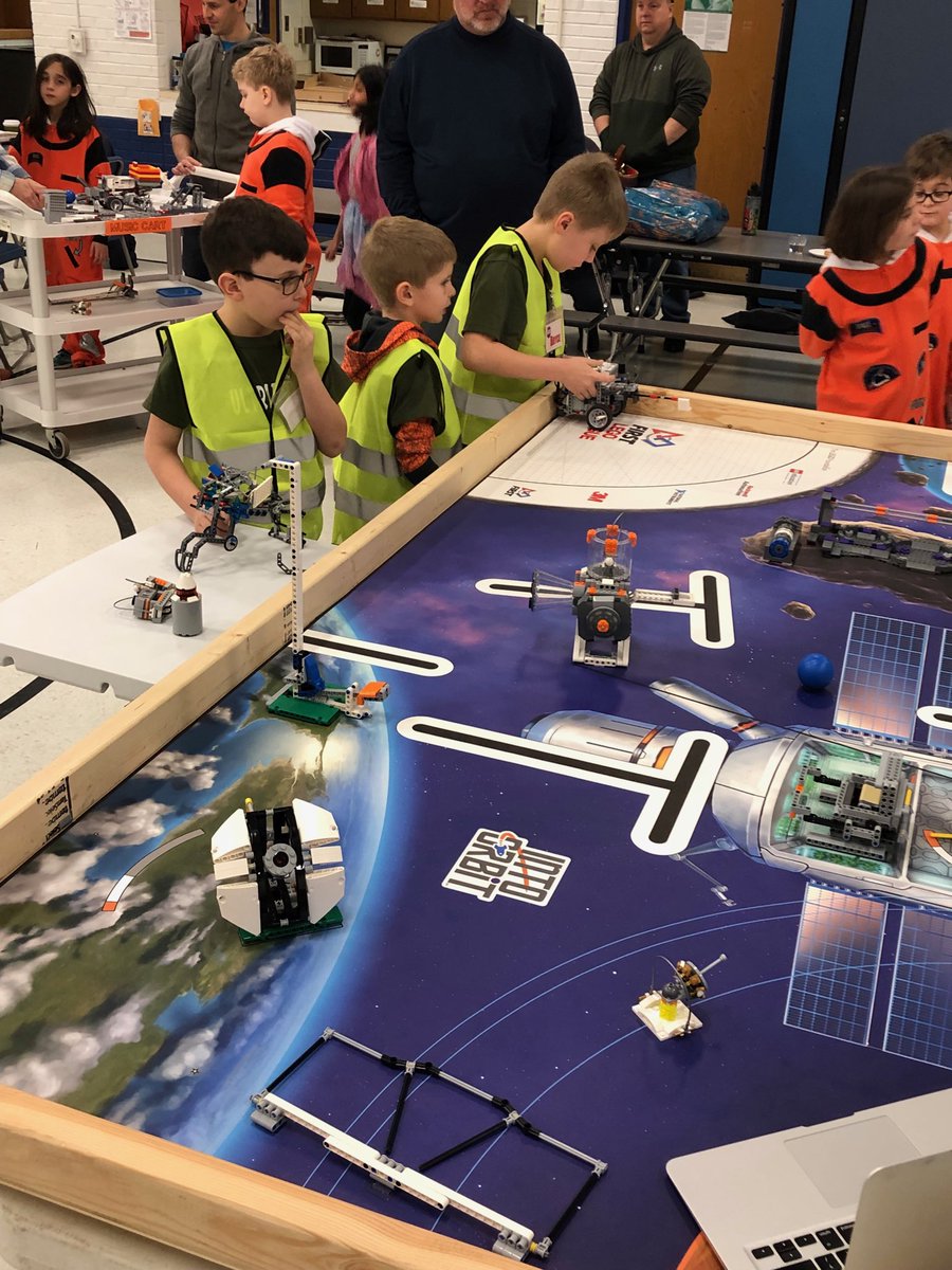 EmilyTammaru's tweet image. These 3rd, 4th and 5th graders are doing amazing things with their Lego robots. Very proud of these student! #roboticsrocks #problemsolving
