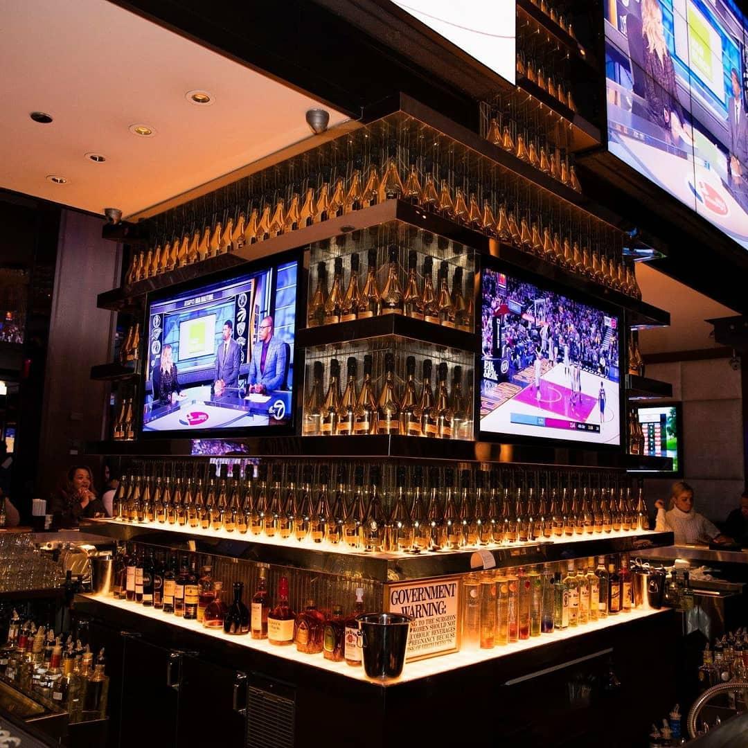 the4040club's tweet photo. Pull up to The 40/40 Club for #HappyHour from 5-7 PM for #HalfPriced drinks + stay for the NBA All Star game while you delight in our wings, sliders and #SignatureSides.
๐ 8:00 PM Team @KingJames vs Team @Giannis_An34
Canโt join us? Weโre on @UberEats everyday after 5 PM.๐บ๐๐ฎ https://t.co/rratFfNJFc