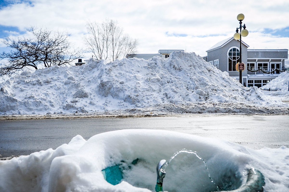 harborlightnews's tweet photo. Now that is a cold drink of water. #smalltown  #bigwinter #HarborSprings #WinterStorm https://t.co/h9jpvtXBWV