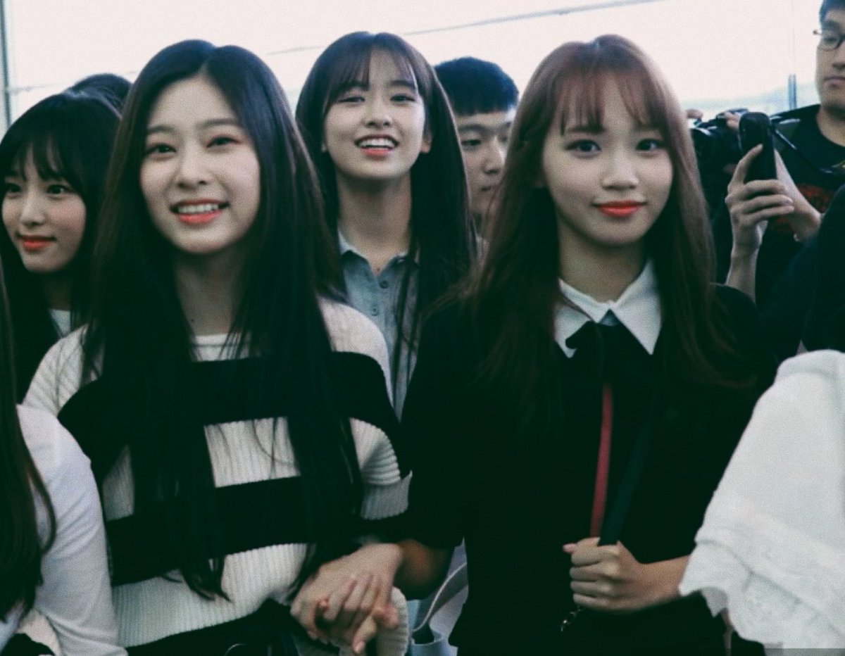 2kimspace's tweet photo. “I'll lend you my shoulder as much as you like”

#아이즈원 #김채원 #김민주 
#chaewon #minju #2kim https://t.co/4VE0GKtauc
