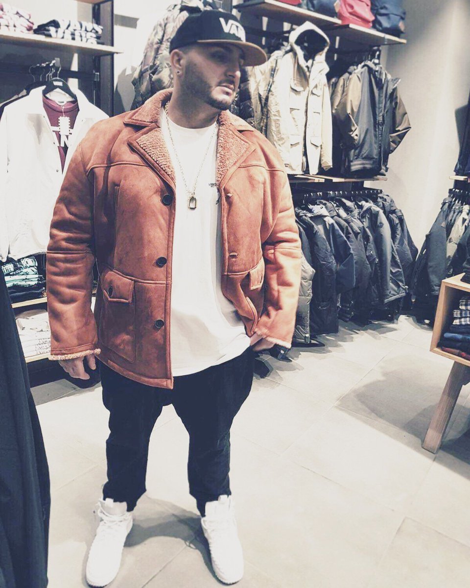 Hepimiz birimizde hepimiz hiç bir değiliz,
Bizi görmezden gelenler biz hiç kör değiliz,
Biz söz verirsek sözümüzdür önceliğimiz,
Hiç siz değiliz karaktersiz biz değiliz.🖕🏾