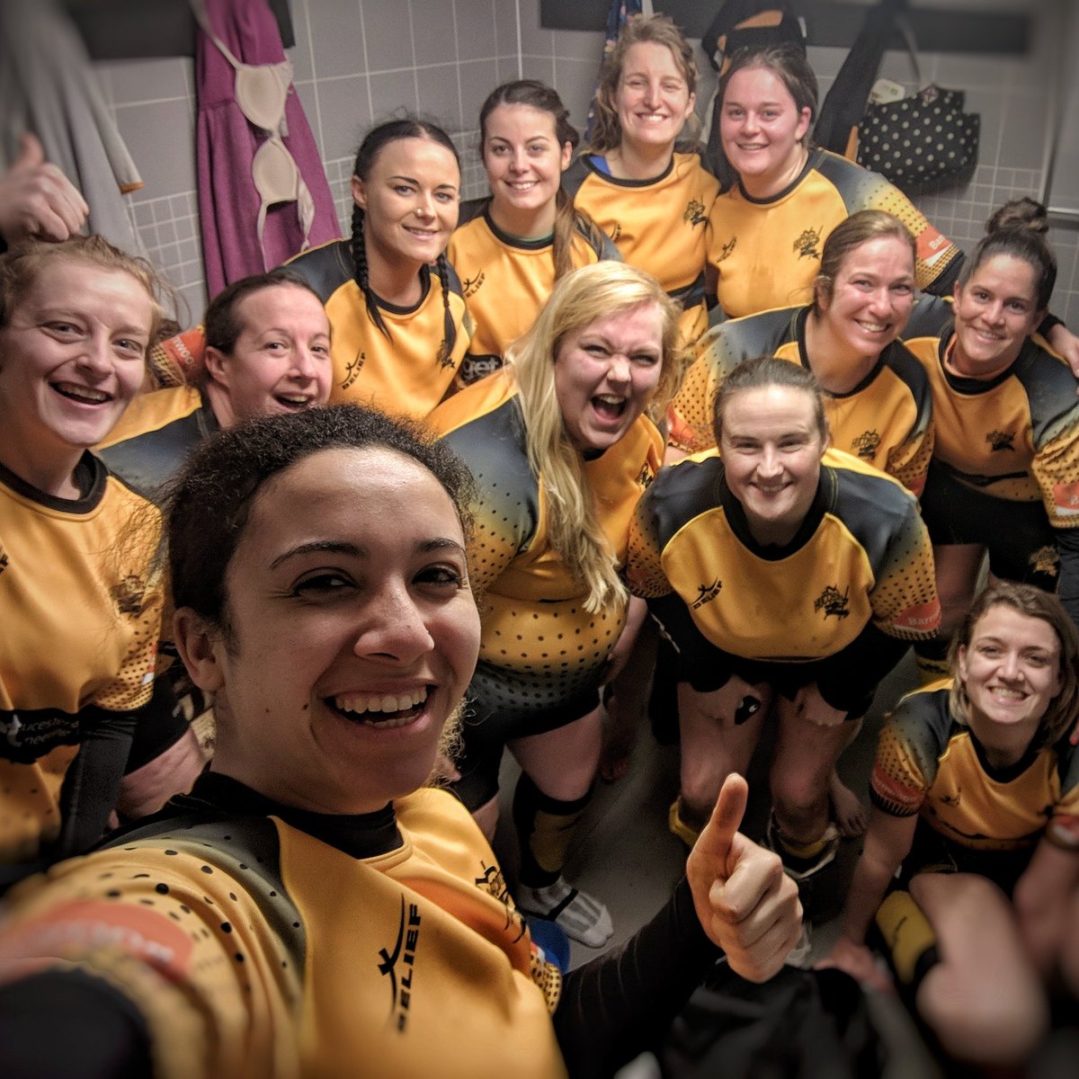 Cheeky unplanned game of 12's. Witness the fitness 💪🖤💛 #womensrugby #friendly #rugbyfamily #fitnessmotivation #hucclecoterfc #Amesbury