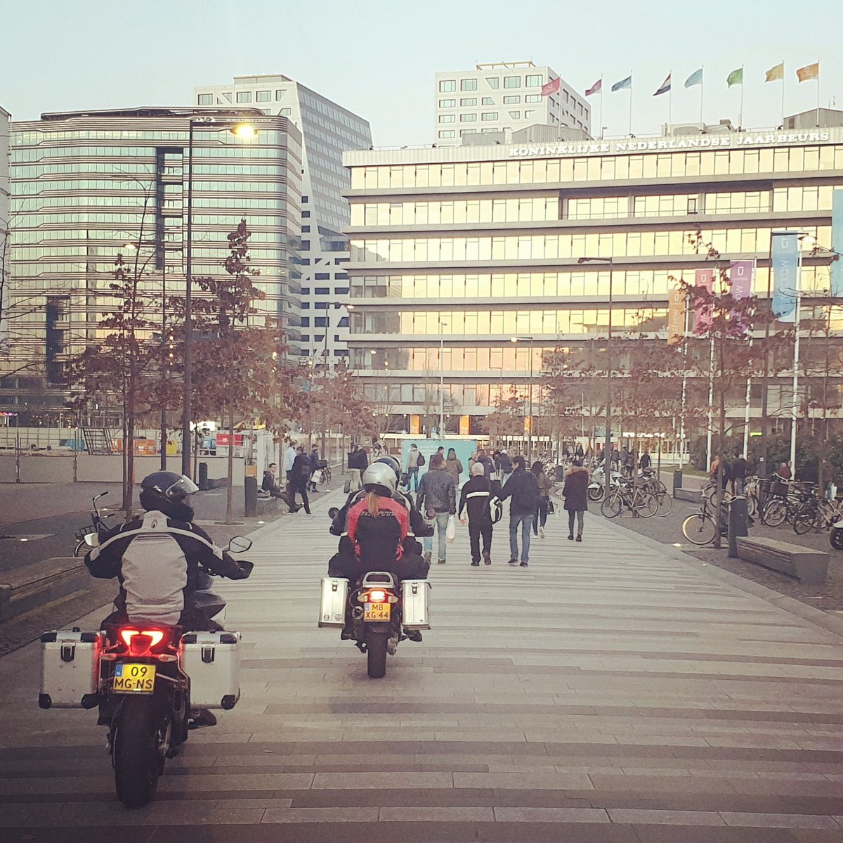 De laatste bezoekers verlaten de <a href="/jaarbeurs/">Jaarbeurs</a>. De laatste #motorrijders rijden terug naar huis. Wat een geweldige MOTORbeurs Utrecht 2019 was dit! Heel veel #motoren, heel veel gezelligheid en heel veel beleving. Allemaal bedankt voor dit geweldige feest en tot volgend jaar!