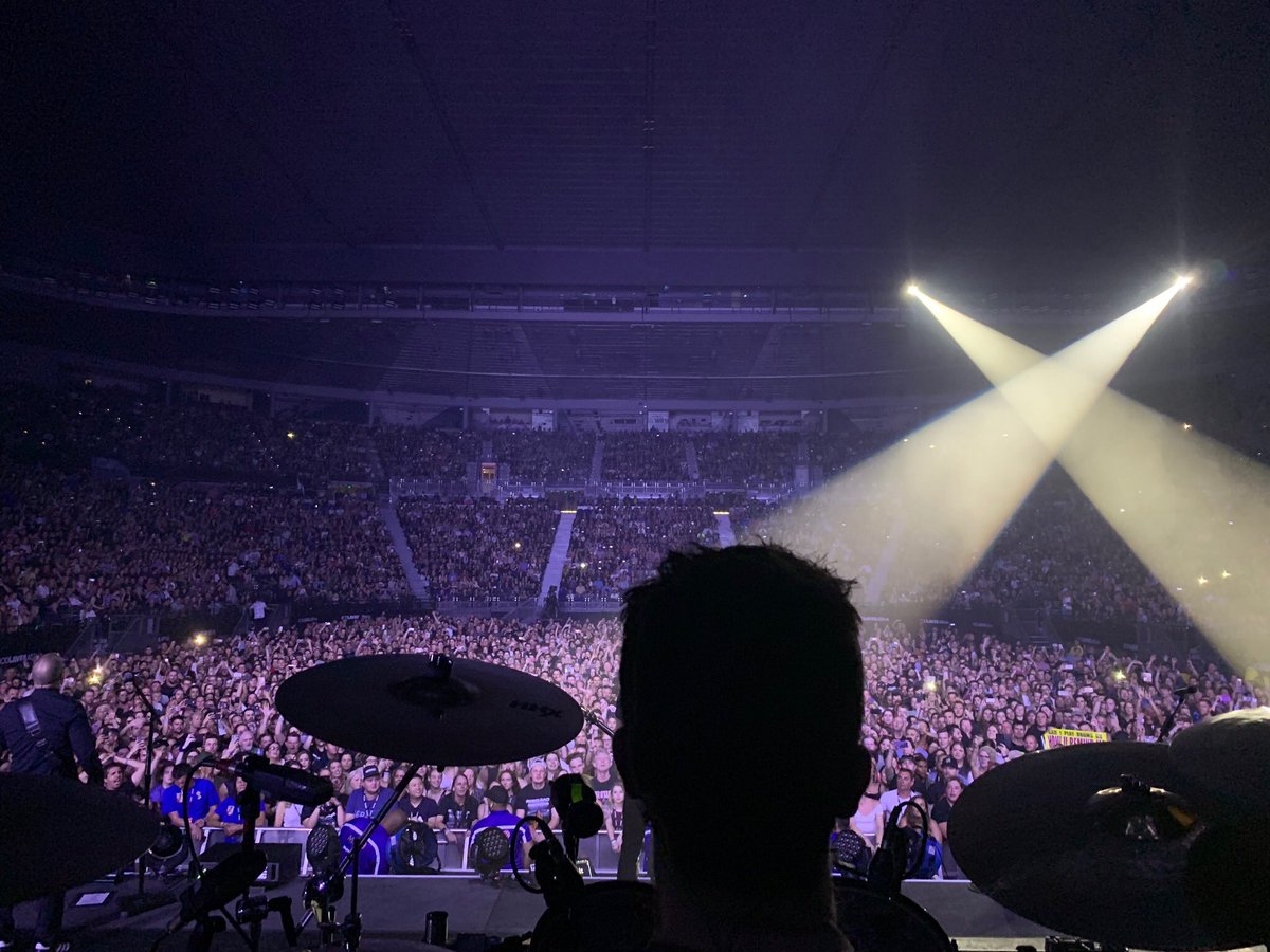 Nickelback's tweet photo. Melbourne. What a way to close out our time in Australia. Thank you for an amazing evening! 🤘#NBAustralia https://t.co/gnVNTY1srw