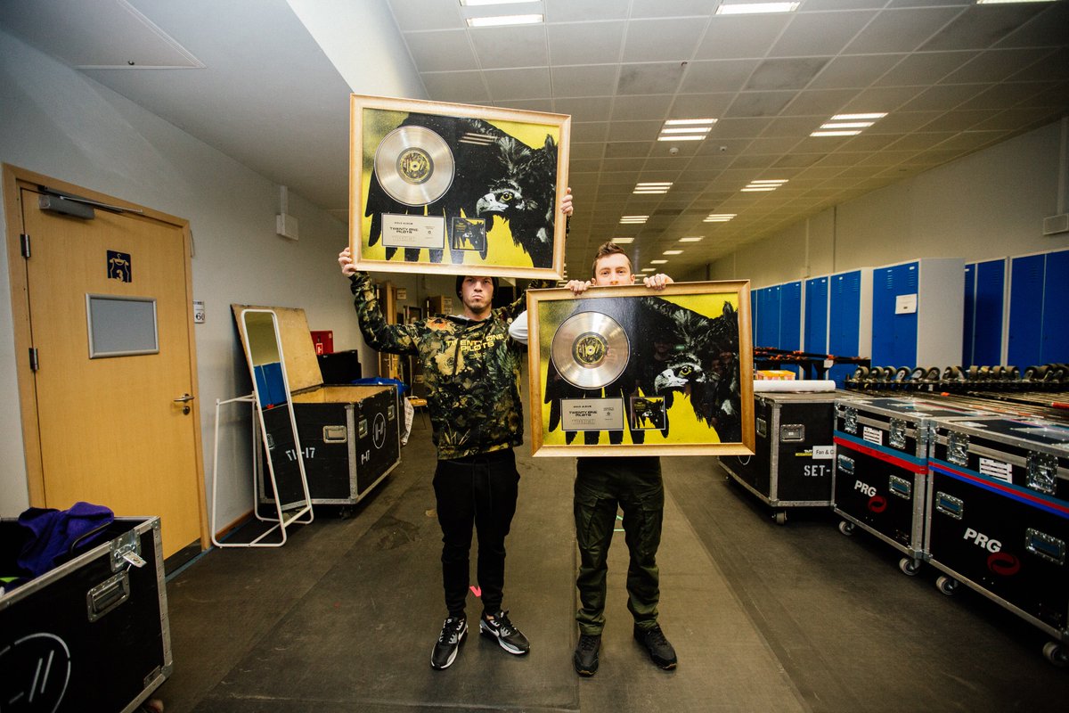 Mamy dla Was niespodziankę! Tuż przez koncertem <a href="/tylerrjoseph/">tyler jøseph</a> i <a href="/joshuadun/">josh dun</a> z <a href="/twentyonepilots/">twenty one pilots</a> otrzymali od nas ZŁOTE PŁYTY za ostatni album „Trench”!  💛🖤 Gratulujemy i dziękujemy, w imieniu zespołu oraz swoim, polskim fanom za ogromne wsparcie! 🇵🇱 ||-//