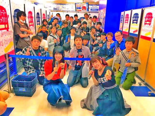 た の し い 人生 ネットで有名なオタクの集合写真を陽キャの写真みたいに加工する遊びをしていました