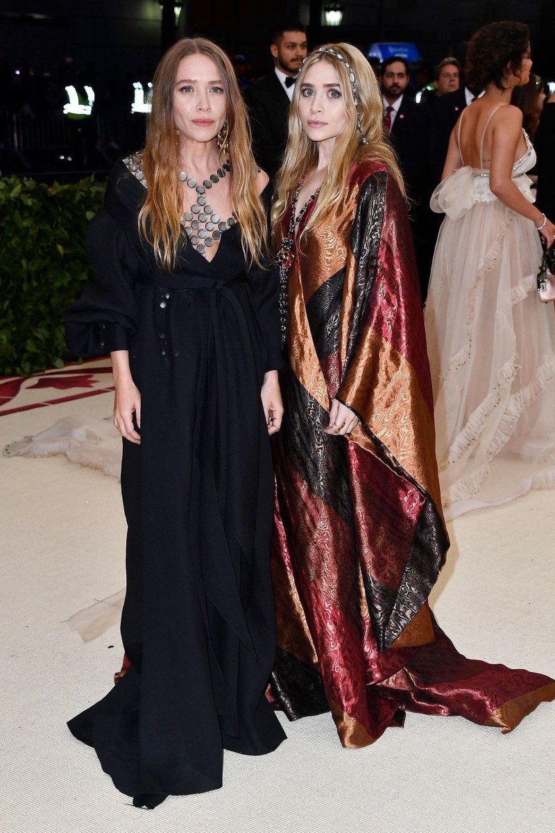 lezjc's tweet image. The Olsen twins look like one of them knows how you die and the other knows when you die.