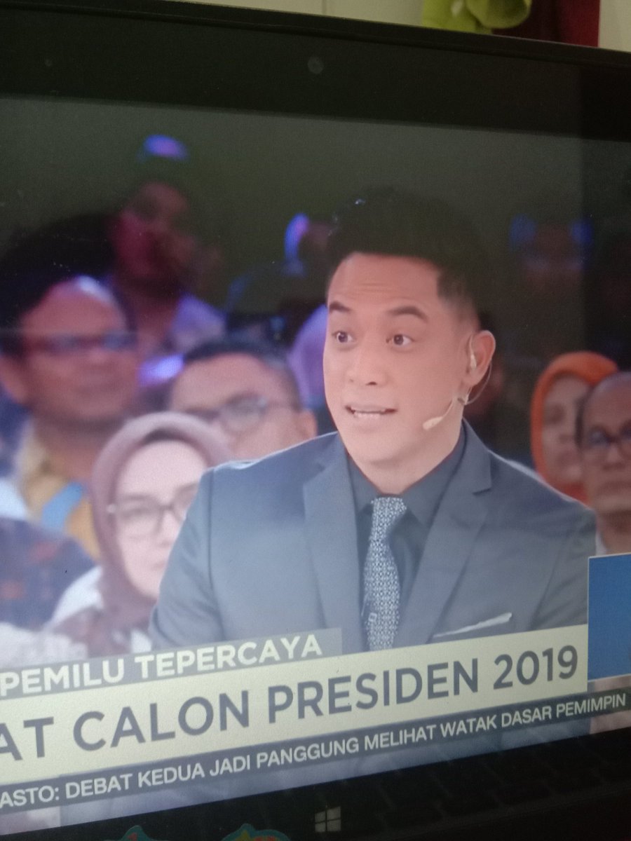 Rositirus's tweet image. Bisa nggak sih mas, nggak senyum-senyum manis gitu 😅😆🤗

#DebatPilpres2019