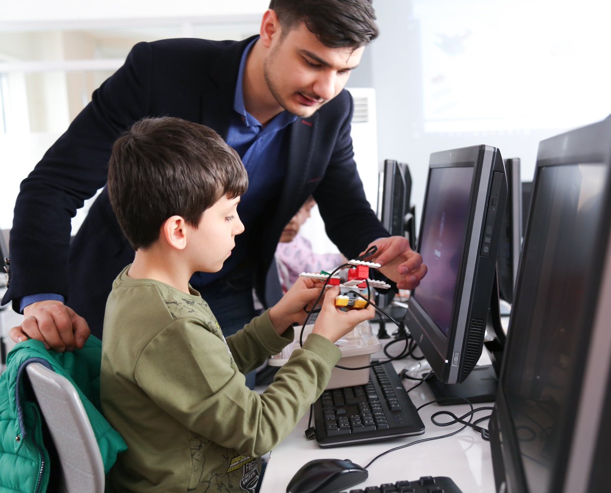 TÜZAD ve Vizyon Kolejinin ortaklaşa düzenlemiş olduğu “Üstün Zekalı Çocuklar ve Aileri Sempozyumu” ailelerin yoğun katılımı ile gerçekleştirildi. Öğrenciler ise eğitici ve öğretici atölyelerde keyifli vakit geçirdiler.