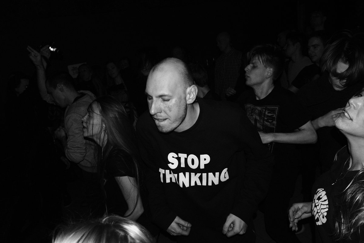 jakitapping's tweet image. Вроде думаешь нашел себя в творчестве, творишь себе потихоньку. А потом случайно натыкаешься на человека, который творит тоже что и ты но в сто раз лучше. И тут хочется войти в стену, ну или как мы обычно делаем начать ныть "Я полное дерьмо". Но потом забиваем болт и идем дальше!