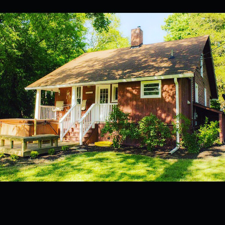 BirdsongLodge's tweet photo. Who is ready for #springtime in #Tennessee the #lewiscottage @BirdsongLodge book your stay today!!! #vacation #CountryLove #Nashville #Airbnb #CMAFest @Airbnb #countrymusic #property @TNVacation #madeintn @vrbo @Hwy65vacation @vrbo #VRBO https://t.co/byVpi2yKI2