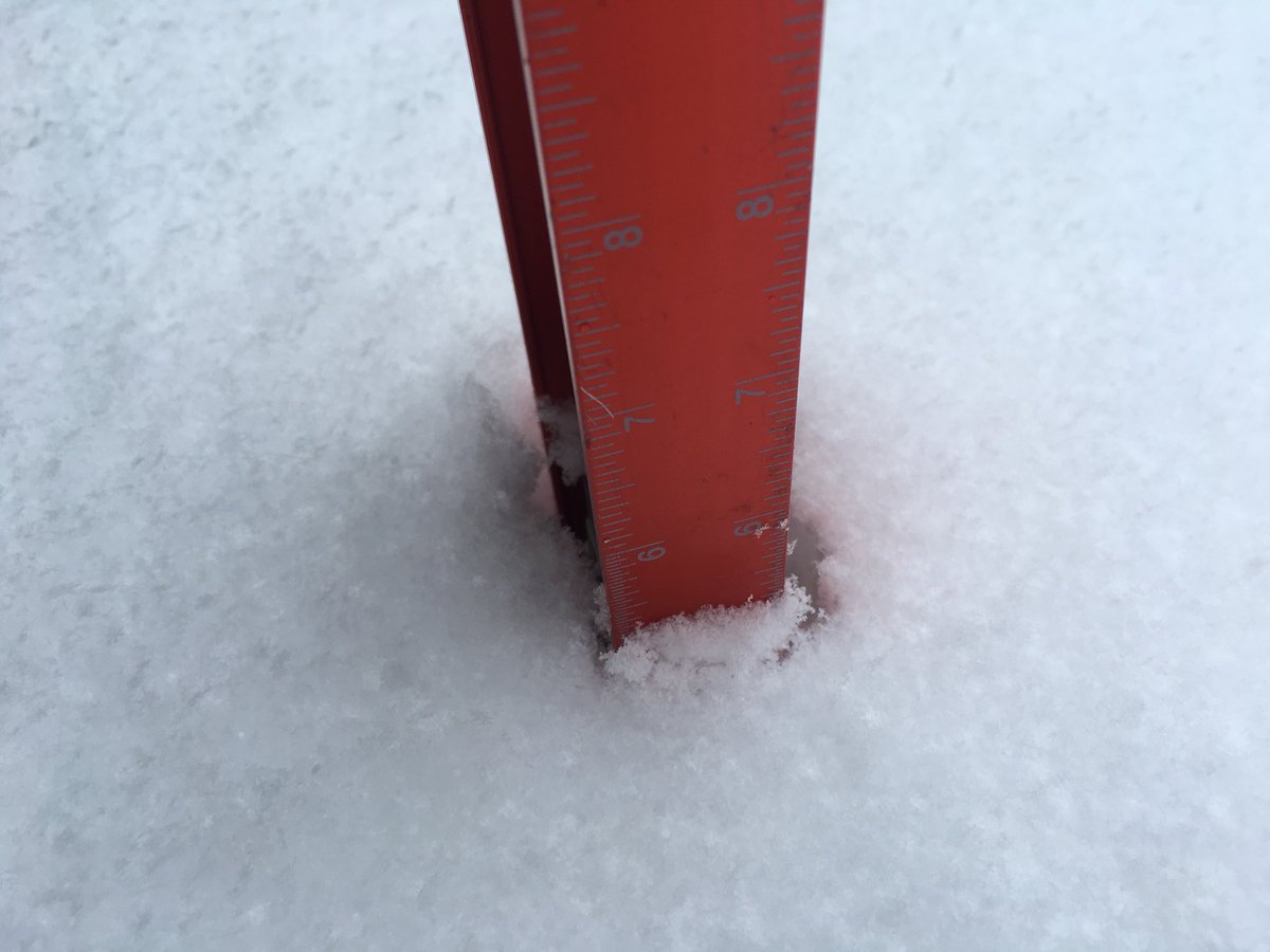 MeganReuther's tweet photo. I was tempted to say we got 6 inches of snow in Altoona, but I did the official method and would say we got 5.6 so far #iawx #altoonanow #snowtotal @WXMegs https://t.co/OVrSrKMwtf