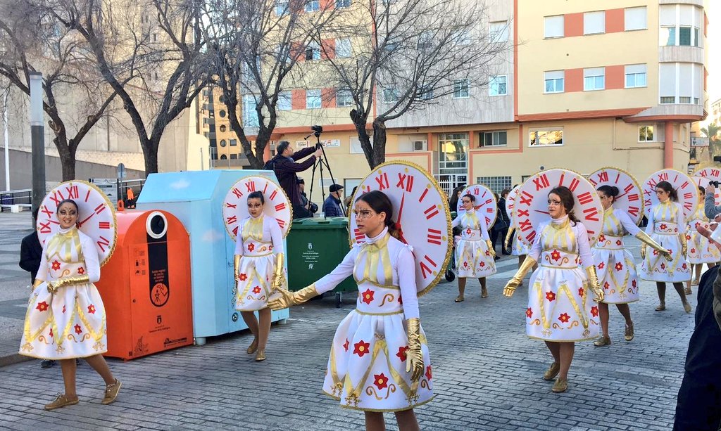 FallaCambro's tweet photo. També als voluntaris i voluntàries que heu participat maquillant, ballant o desfilant amb un somriure, des del més menuts fins als més grans.
Orgull de fallers i falleres, orgull de falla! Gràcies per fer possible: "TIC-TAC" Ens veiem l'any que ve. https://t.co/IKkSxYBMLM