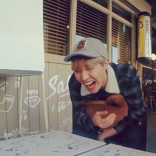 DfCata's tweet photo. @ARMYbogotaCol @BTS_twt Quién más tierno que el 😍😍😍😍
#HopeTwitterChallenge
#SunshineDay
#HappyBirthDayJHope
#HAPPYJHOPEDAY
#MY_HOPE_JHOPE
#SunshineHobiDay
#OurPieceOfPeace
#존재만으로_힘이되는_제이홉
#제이홉_니가_있기에_행복해
#제이홉_널_만난건_행운이자_행복
#NuestraEsperanzaJHope https://t.co/EKeZVYroq3