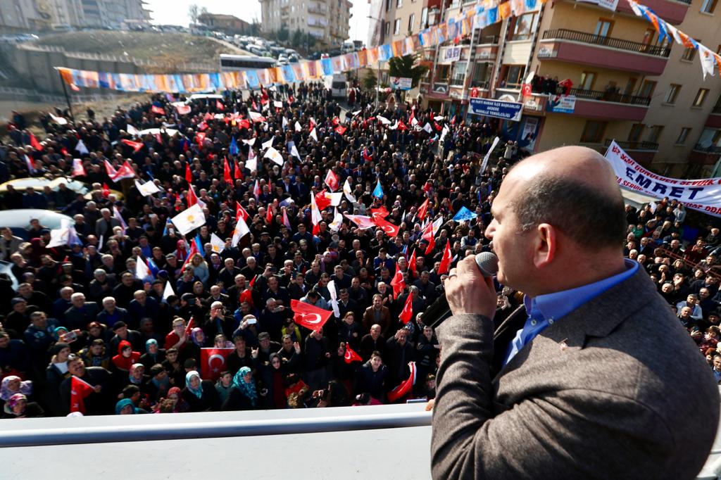 Terörle mücadele, sadece teröristi tasfiye etmekle olmaz. Teröriste bahane üretenlere, teröristlerle kol kola olanlara fırsat vermemek lazım.

Sizden ricamız, Kandil'e karşı, Pensilvanya'ya karşı bizim boynumuzu eğdirmeyin.

#MemleketİşiGönülİşi