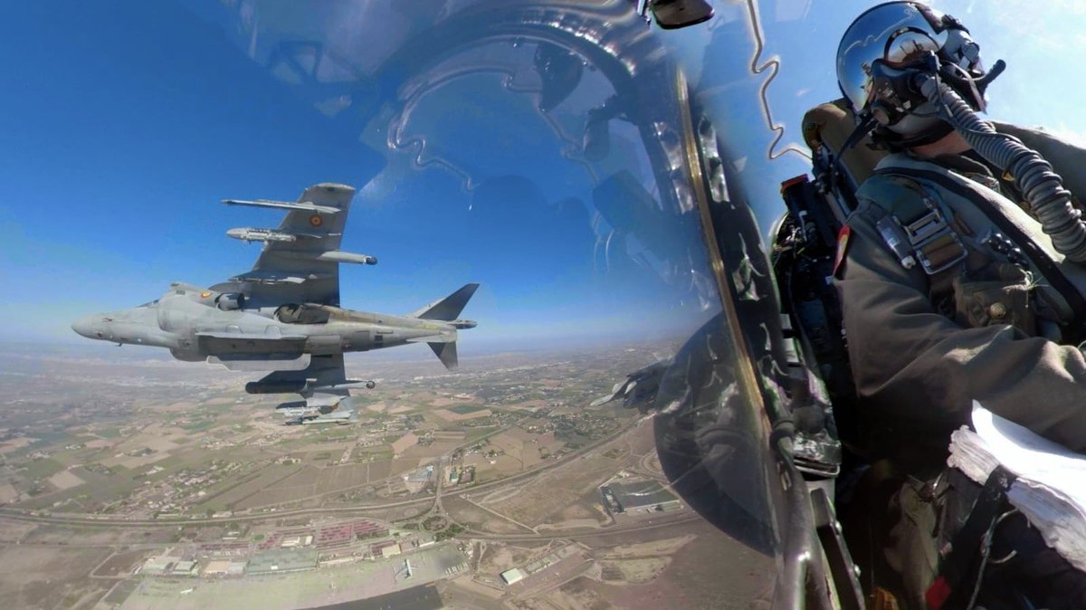 Sobre la ciudad de #Zaragoza, nuestros #Harrier de la #9ªEscuadrilla realizan rotura en vuelo para dirigirse al polígono de tiro de #LasBardenas.
 ✈️🐍🇪🇸