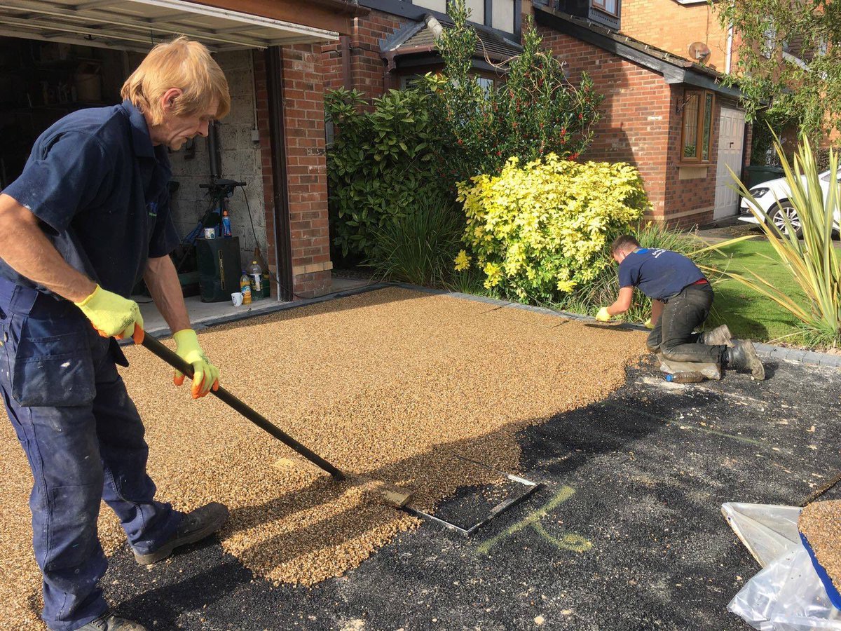 ResinInstall's tweet photo. One of our smaller #resindrives installed by the #resininstall team we work on behalf of the trade and the G/P all our #resinbound #surfaces are classed as #porouspaving #paving #resinsurfaces #driveways #resindriveways https://t.co/KceEciGA5s