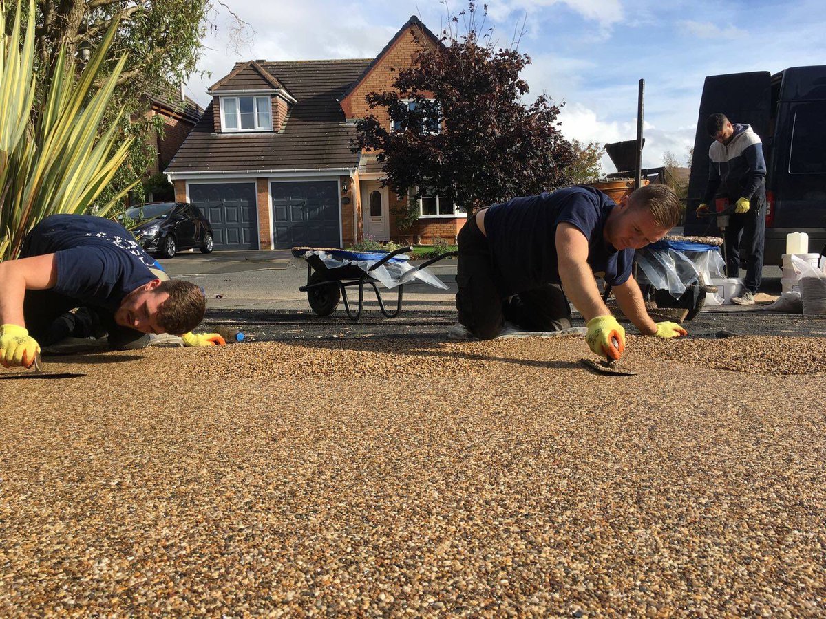 ResinInstall's tweet photo. One of our smaller #resindrives installed by the #resininstall team we work on behalf of the trade and the G/P all our #resinbound #surfaces are classed as #porouspaving #paving #resinsurfaces #driveways #resindriveways https://t.co/KceEciGA5s