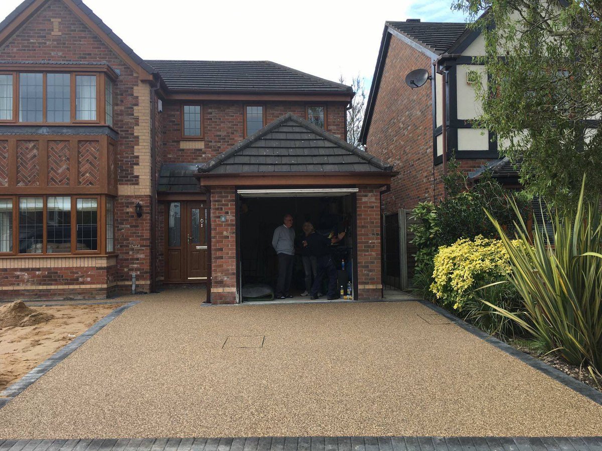 ResinInstall's tweet photo. One of our smaller #resindrives installed by the #resininstall team we work on behalf of the trade and the G/P all our #resinbound #surfaces are classed as #porouspaving #paving #resinsurfaces #driveways #resindriveways https://t.co/KceEciGA5s