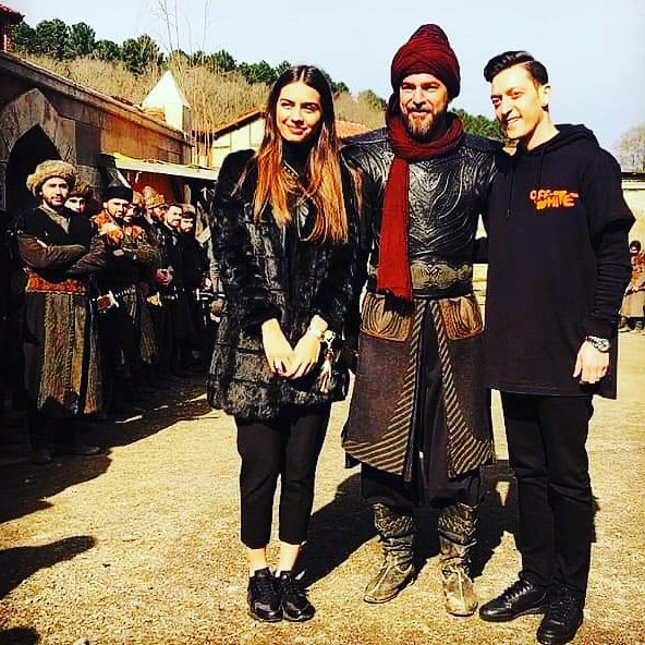 BilgiliUeretmen's tweet image. 😂😂😂😂  BILD am Sonntag...Da verschluckt sich Deutschland aber heute der Reihe nach ..#ZuGeil #mesutÖzil #Dirilis