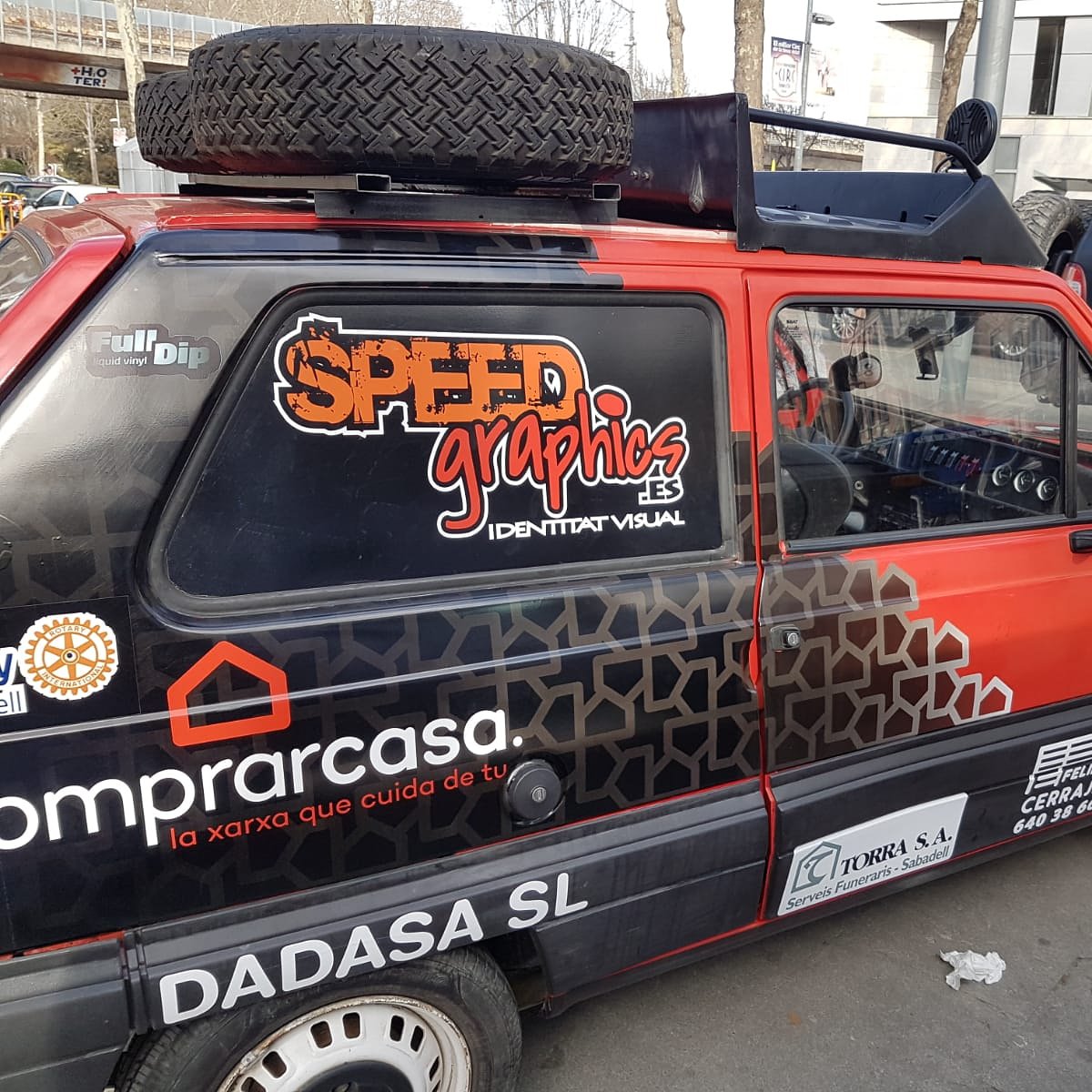 Seguimos con los patrocinadores! Os presentamos a @speedgraphics_ , la empresa que nos ha vinilado el coche y bueno que podemos decir, el resultado ha sido así de espectacular! 😍 📍Carré de la Segarra, 40, 08207 Sabadell, Barcelona. ☎️937 23 35 33