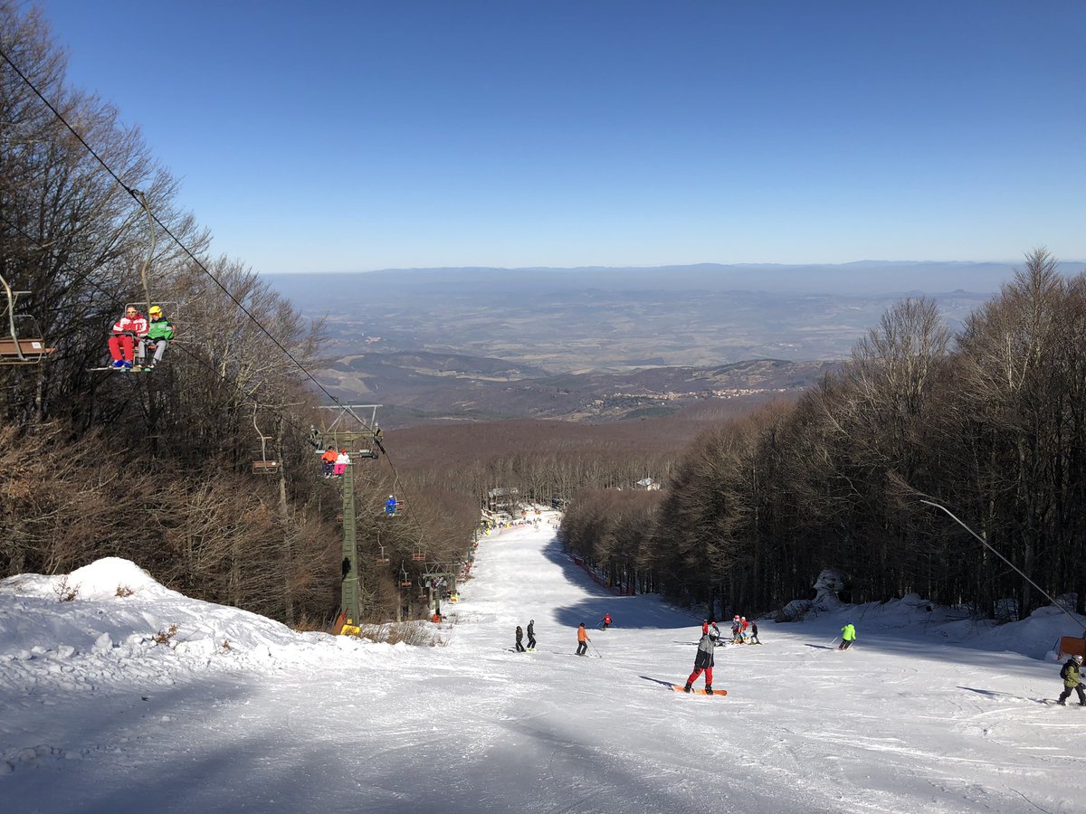 amiataneve's tweet photo. #amiata una Domenica di Sole con tanta neve sulla montagna e piste perfettamente innevate. Condizioni da non perdere anche durante la settimana con l’offerta del Martedì e del Giovedì con lo SKIPASS AMIATA a soli 15 Euro!!! Info https://t.co/ZVU660zjQP https://t.co/otAttZOsZa