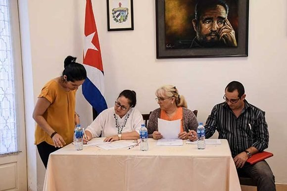 CAvilaRadio's tweet photo. #Cuba Cubanos que cumplen misión en el exterior votan por la nueva Constitución #ReferendoConstitucional     
https://t.co/uHb92lPqjY @leonysradio @universidad_uci @chamberohoy @joaquinsglez @MaiteVegaP @idaniacubana @mtycubanita1 @oneliocc @companioni74 @Gg_2014Sandra https://t.co/kICKnGJou1