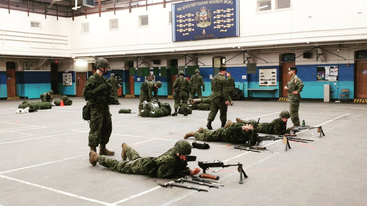 KingsOwnYYC's tweet photo. King's Own students on the in-house part time DP1: Armoured Recce Crewman course go through C6 machine gun review prior to the upcoming gun camp. Onward! 🇨🇦⚔️
#armouredrecce #recce #reccecrewman #strongproudready #joinkocr #kingsowncalgary #canadianarmy #kingsown #kocr https://t.co/4H9AqJ5Otp
