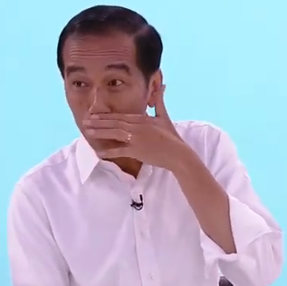 peranuandebat's tweet photo. when you almost laughed on live debate but you gotta play it cool #DebatPilpres2019 https://t.co/j9282WAn1o