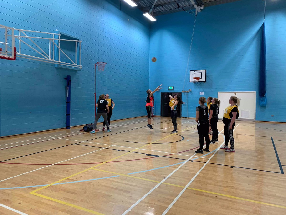 UOS_Netball's tweet photo. It’s refreshers week next week, so come and join us 6:30pm tomorrow at goals for some netball! Doesn’t matter if you’re England quality or have never played before, come and have some fun 🙌🏻 https://t.co/nsDkwIs8bJ