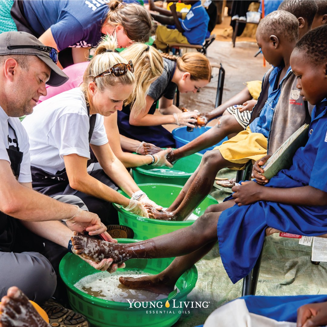 youngliving's tweet photo. #HappyRandomActsOfKindnessDay! What little acts of kindness do you love to do? #yleo https://t.co/GfBEwqlqH5