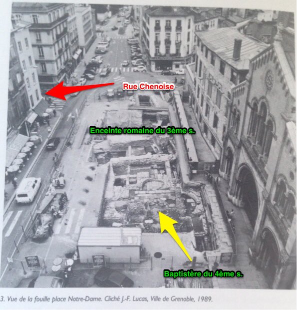 jsoldeville's tweet photo. Pour mesurer l'importance du site, l'entrée de la #rueChenoise est située à une encablure de la fouille qui a permis de mettre à jour (voir photo de 1989) le baptistère du 4ème s. ainsi que des fondations de la porte de Vienne du 3ème s.(reconstitution par Chancel ci-contre). https://t.co/9sfj2WiqrX