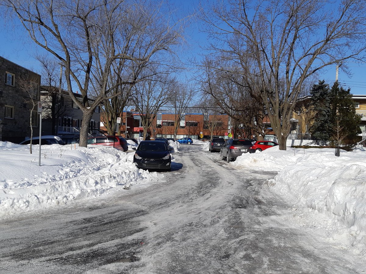 MtlWeb3944's tweet photo. @RegisMcGuire @MediaJPS @MtlGuy2015 @mariodumont @TerryDiMonte @aaronrand Montreal is vying to become locale for @WalkingDead_AMC Showing crowds frozen stiff stumbling down streets #school #tibiafracture #elderlytrappedinside https://t.co/BiOIMXSPvo