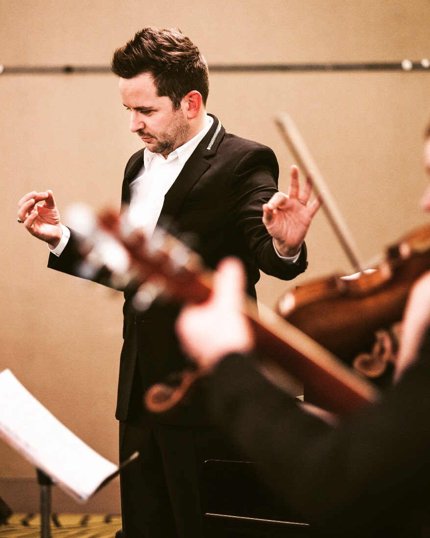 Le chef qui ouvre l’orchestre 🎻