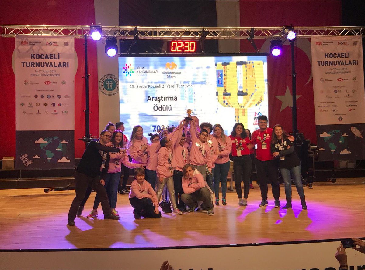 Bahcesehir22's tweet image. Ortaokul Robotik takımımız NGF, FLL Turnuvasından Araştırma Ödülü ile dönüyor 👏🏼🚀🏆🤖 Tebrikler Takım, sizinle gurur duyuyoruz 👏🏼👏🏼🏆