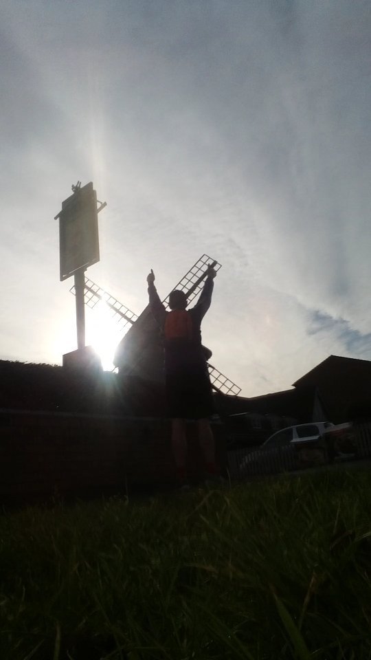 jon_rumley's tweet photo. Sunday 15 😁 #avapowerposing #windmill #windymiller #harvestmouse #heswall #isthatadvertising #otherpubsareavailable #darkness #light #notlegless #puzzleddog #puzzledowner #number82 #policesirensoigotoffsharpish @coolairwarmsun @gemboc1 @firsthurdle @bexius1708 @AnnCurrie7 https://t.co/1Wjw4BrSDJ