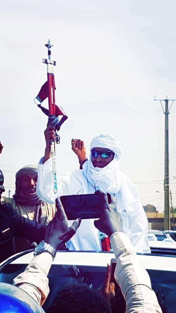 Obianou's tweet photo. Extrait du discour de @BombinoOfficial c'est matin a #Agadez devant la foule qui la accueillirent.
"Akal nak har takal nak" ( On est jamais mieux que chez soi) proverbe Touareg.
Je suis fière d'être Agadezien 
#Agadez #Tanimert https://t.co/BlE5ci7vwh