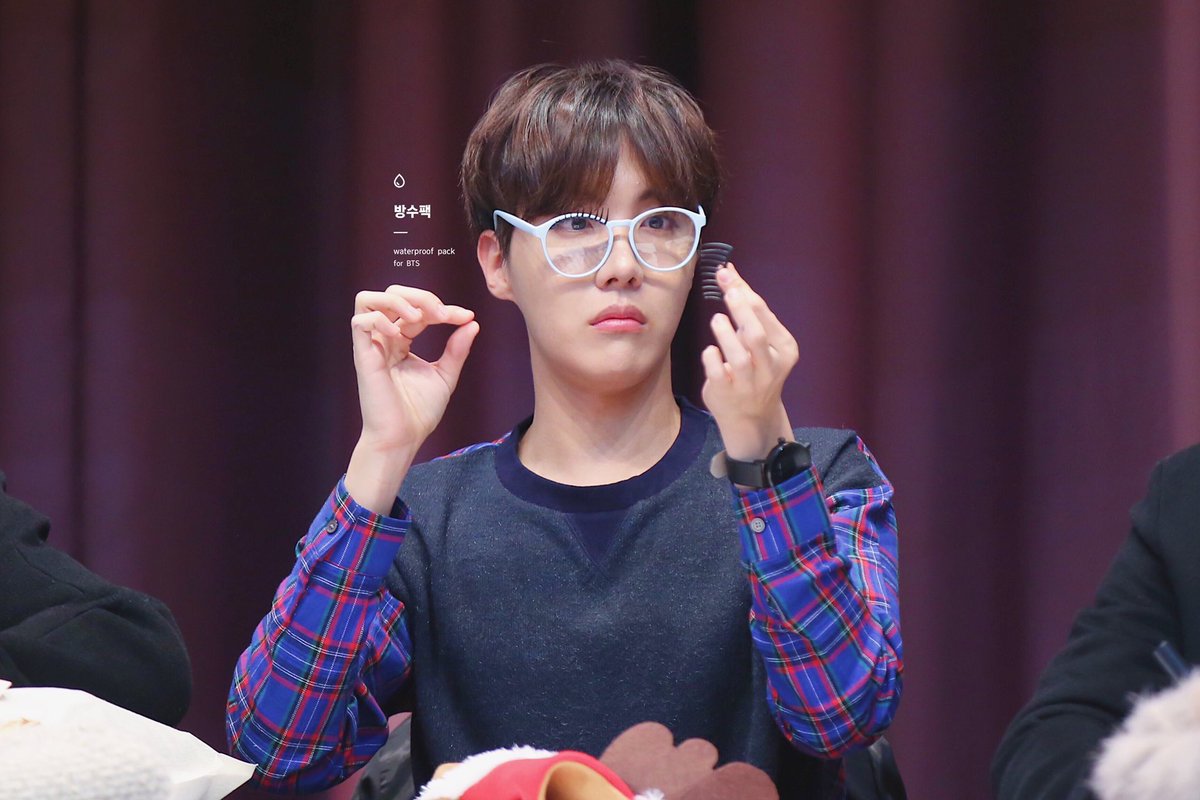 btspics_b's tweet photo. 151222 
#jhopehappyday https://t.co/U7au5Kwqqr