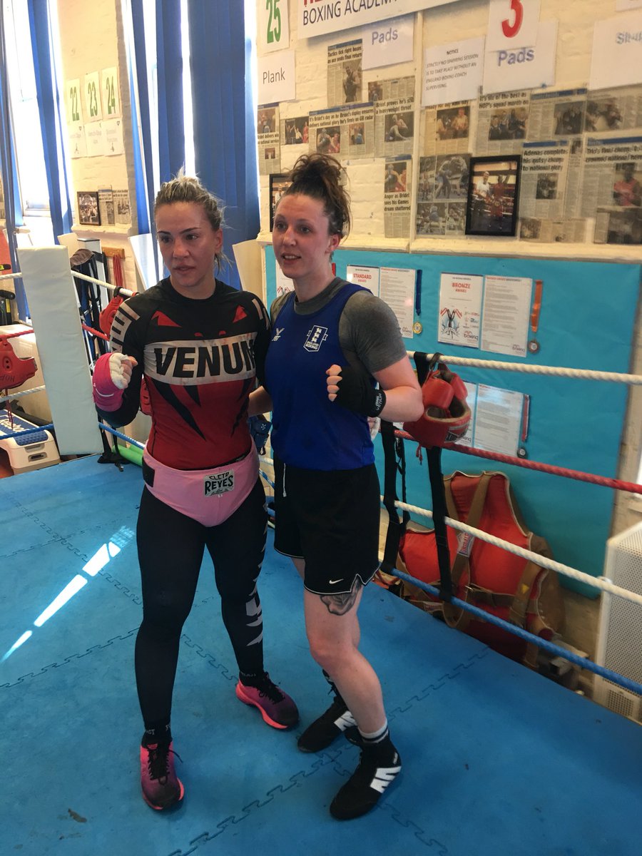 pink_tyson's tweet photo. About to get one more sparring sesh...💪🏼👊🏻14 rounds with real fight boxing skills ☄️☄️
....#mylife#boxinglife#wowenboxing#lovemyjob💕 #grateful🙏 #tuffday #mentality #possitivity #nextfightcomingsoon #6daysmoretogo #bermighamcity #england🇬🇧 #8rounds#nextfight https://t.co/v8kDZLjM8k