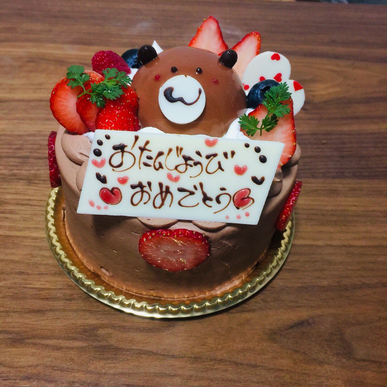 Shinya 娘が誕生日なので 高島屋地下でケーキを買った レーブドゥシェフのくまのかくれんぼ 上に乗っているクマが可愛いと 娘がすごく気に入っていたので 親子二人には大きいとは思いながらも購入 買って大正解 ケーキ本体が美味いのは当然ながら