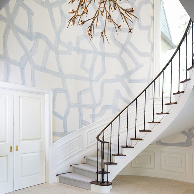 TheScoutGuide's tweet image. Statement lighting, a stunning staircase, and take-your-breath-away walls...this interior by @jessicamcintyreinteriors of @tsgfortworth has it all. #regram #designanddecor bit.ly/2GrgLBO